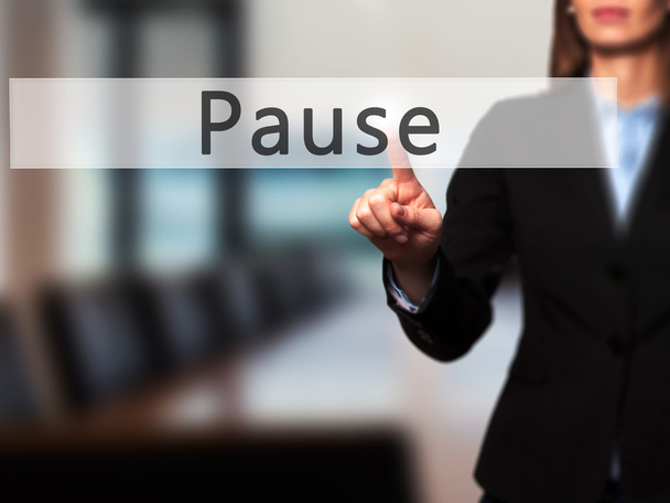 Pause - Businesswoman main appuyant sur le bouton sur l'écran tactile inter
 - Photo, image