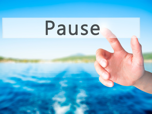 Pausa - Mano presionando un botón sobre el concepto de fondo borroso en
  - Foto, imagen