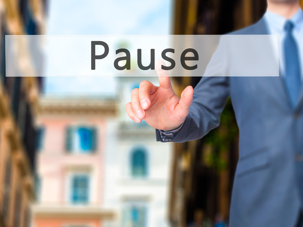 Pausa - Businessman mano premendo il pulsante sul touch screen interfa
 - Foto, immagini