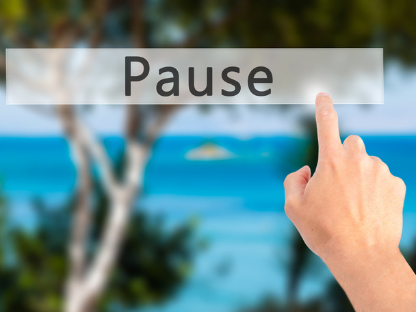 Pause - Handdrücken auf eine Taste bei verschwommenem Hintergrundkonzept  - Foto, Bild