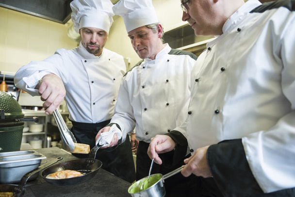 chef-koks werken in commerciële keuken  - Foto, afbeelding