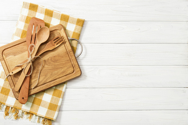 Дерев'яні ложки та інші інструменти для приготування їжі
  - Фото, зображення