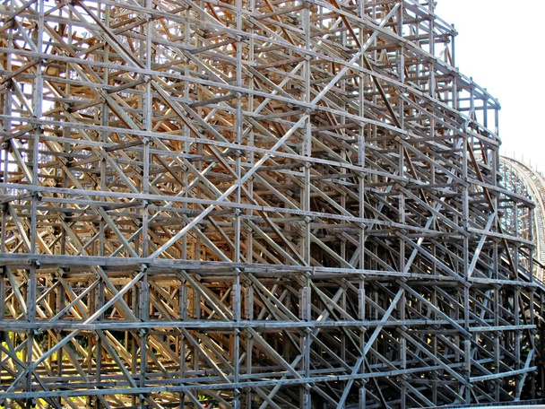 Soportes de estructura y montaña rusa de madera
 - Foto, Imagen