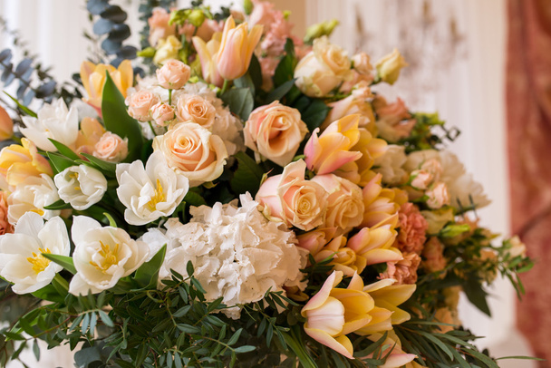 a bouquet of fresh flowers at the wedding is on the table, decor - Photo, image