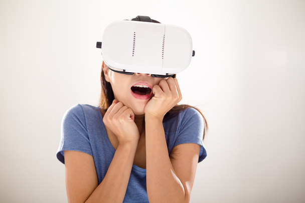 Mujer viendo película de miedo con dispositivo VR
 - Foto, imagen