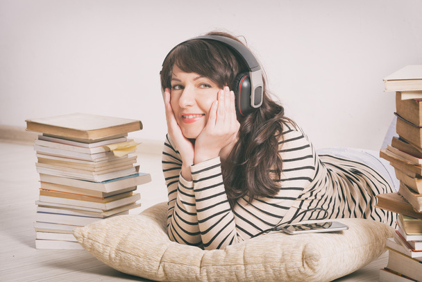 Mujer escuchando un audiolibro
 - Foto, Imagen