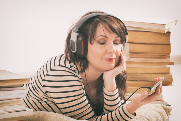Woman listening an audiobook - Fotoğraf, Görsel