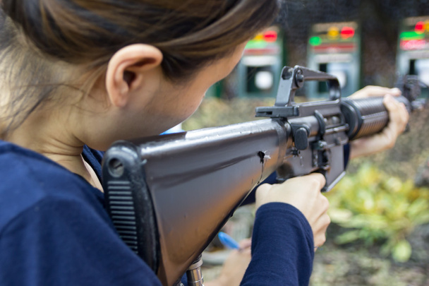 kadın ve silah ateş - Fotoğraf, Görsel