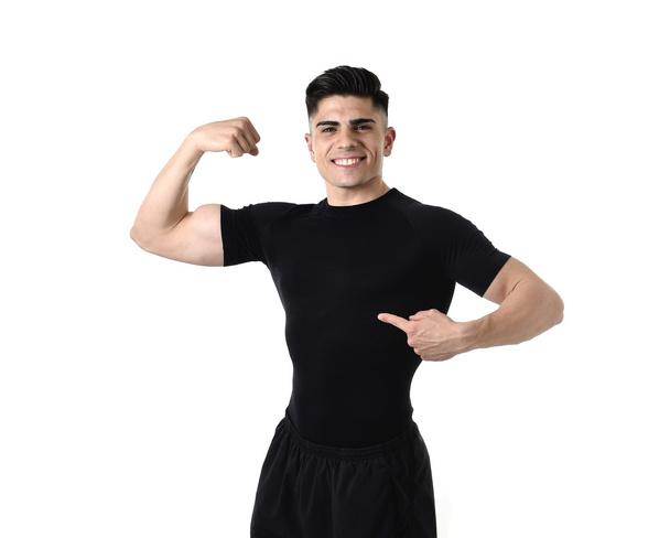 homem esporte atraente apontando em sua camiseta preta com espaço de cópia para adicionar ginásio fitness health club logo
 - Foto, Imagem