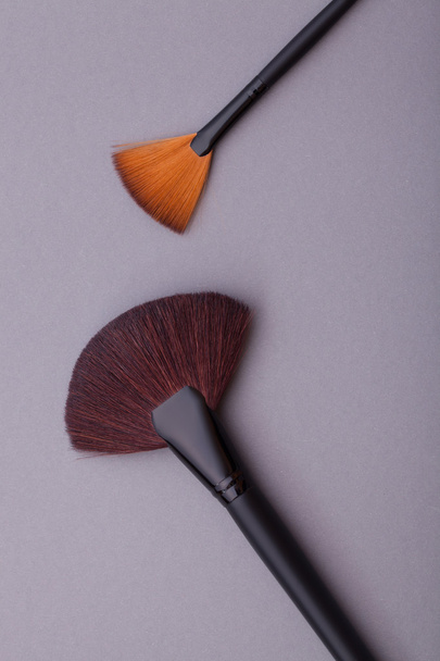 Many cosmetic brushes, overhead view. - Foto, Bild