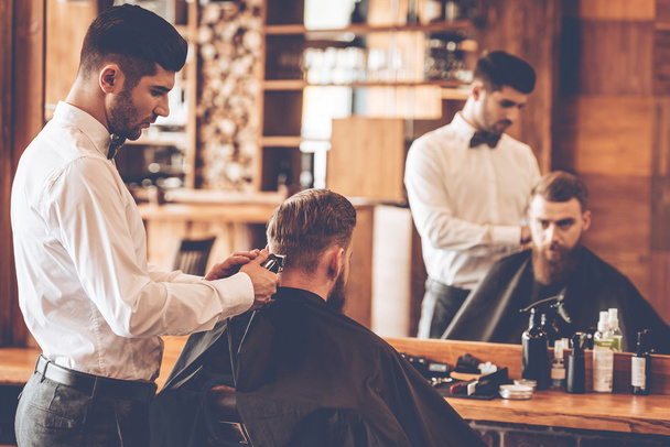 young bearded man with hairdresser - Foto, imagen