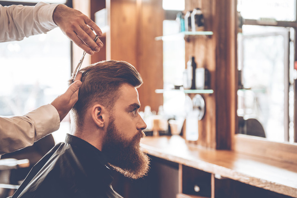 bearded man getting haircut - Foto, Imagem