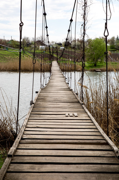 Кулонный мост через реку
 - Фото, изображение