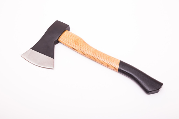 Pequeno machado de mão com cabo preto de madeira
  - Foto, Imagem