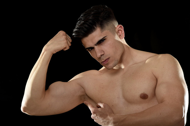 guapo deporte hombre posando con fuerte desnudo torso buscando fresco desafiante ajuste cuerpo concepto
 - Foto, Imagen
