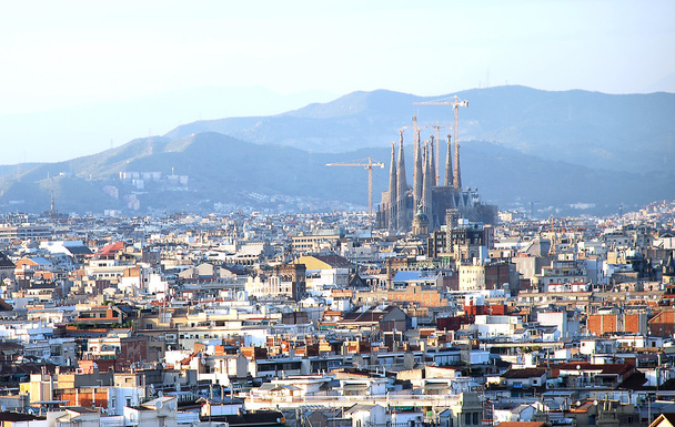 ガウディの大聖堂に対するバルセロナの眺め. - 写真・画像