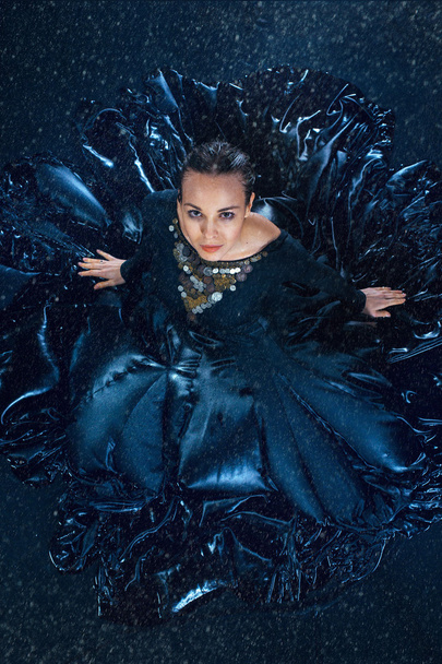 The young beautiful modern dancer dancing under water drops - Fotografie, Obrázek