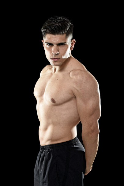 serin meydan okuyan fit vücut kavram arıyor güçlü çıplak gövde ile poz yakışıklı spor adamı - Fotoğraf, Görsel