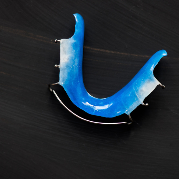 Attelles amovibles bleues dentaires ou conservateurs pour dents
 - Photo, image