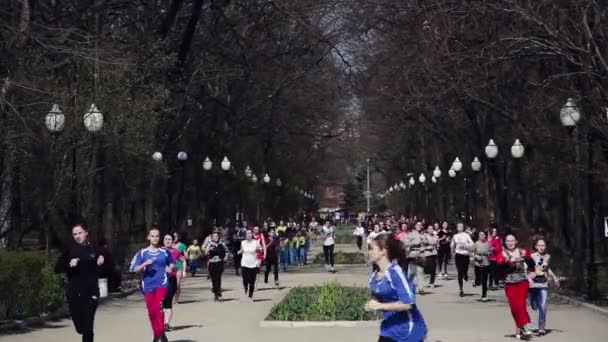 Masa borrosa de maratón
 - Metraje, vídeo