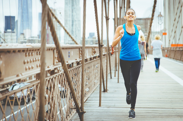 woman running on the Brooklyn bridge - Foto, immagini