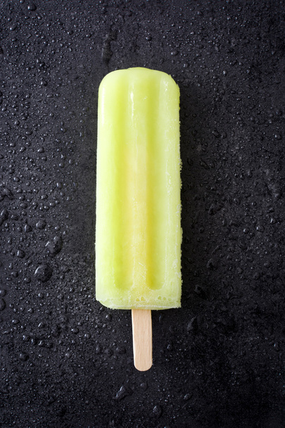 Limon dondurma siyah taş - Fotoğraf, Görsel