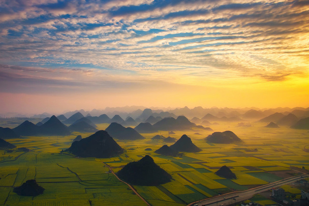Landschaft des goldenen Hahnenhügels: Luoping, Yunnan, China - Foto, Bild