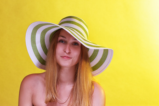 Sonriente hermosa chica con sombrero de playa y gafas
  - Foto, Imagen