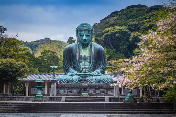 słynny Wielki posąg Buddy brąz w kamakura, Świątynia kotokuin. - Zdjęcie, obraz