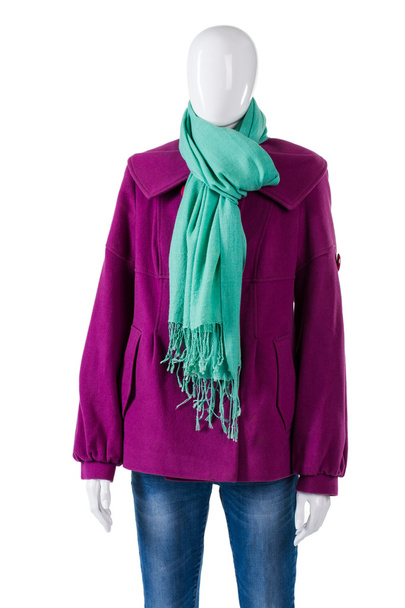 Бирюзовый шарф и фиолетовое пальто
. - Фото, изображение