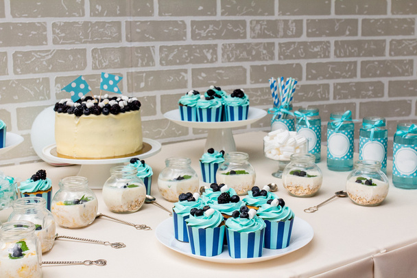 Slavnostní tyčinku v modré stylu, s dorty svatební nebo narozeninový - Fotografie, Obrázek