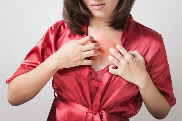 女性のかゆみ胸の傷 - 写真・画像