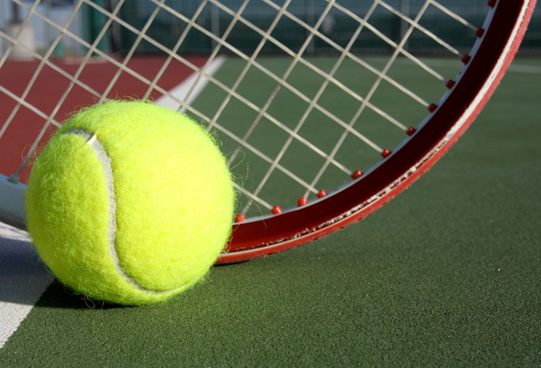 tennisbal en racket - Foto, afbeelding