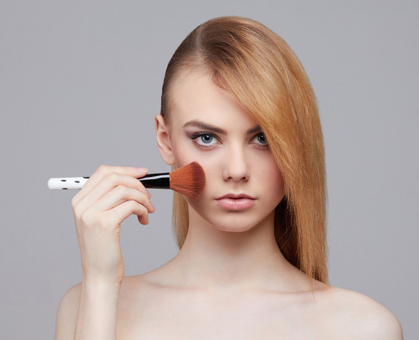beauty woman Applying Make-up - Foto, afbeelding