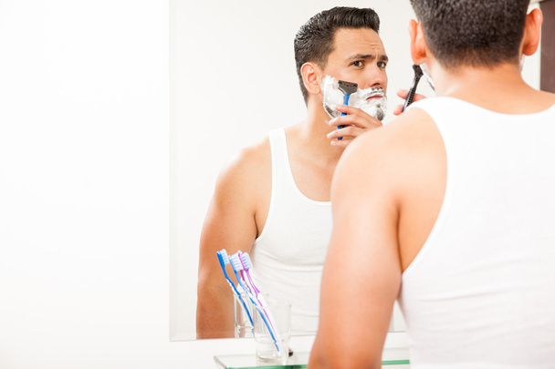 man shaving his beard - Photo, image