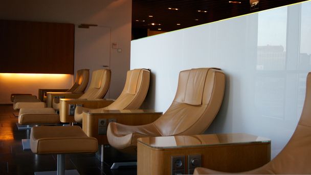 Chaises vides dans un salon de première classe à l'aéroport
  - Photo, image