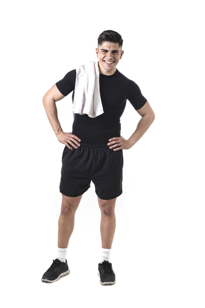 joven atractivo deporte hombre con ajuste fuerte cuerpo sosteniendo toalla en su hombro sonriendo feliz
 - Foto, imagen