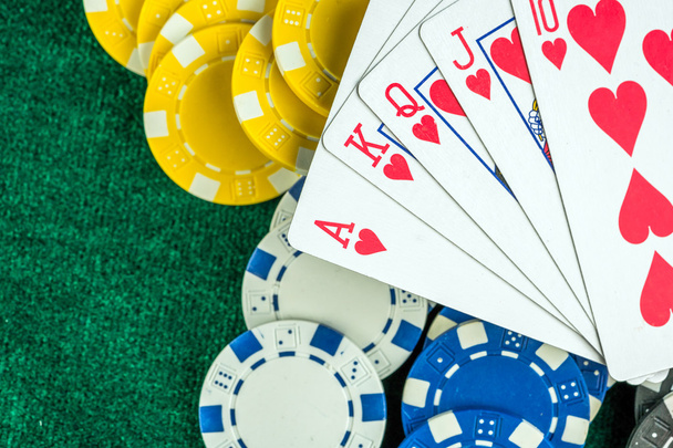 Cartões de Poker e fichas de dinheiro de casino
 - Foto, Imagem