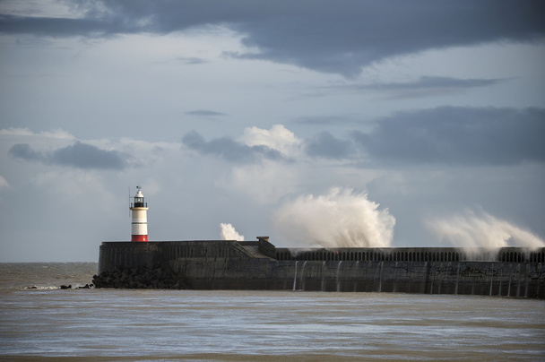 Grandes vagues de mer s'écrasant sur le phare pendant la tempête avec beaut
 - Photo, image