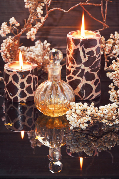 Spa Stilleven met parfumerende en aromatische oliën fles omgeven  - Foto, afbeelding