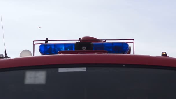 Luzes azuis na sirene do caminhão de bombeiros
 - Filmagem, Vídeo