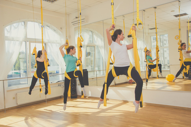 Genç kadın hava yoga egzersizleri yapıyor - Fotoğraf, Görsel