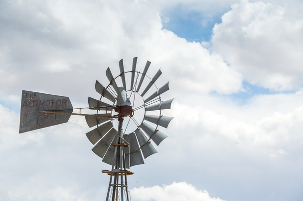 Kovové větrný mlýn v Americe - Fotografie, Obrázek