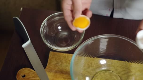 Huevo cayendo en un tazón de vidrio. Preparación de ingredientes para hornear pastel. Cocinar alimentos
 - Imágenes, Vídeo