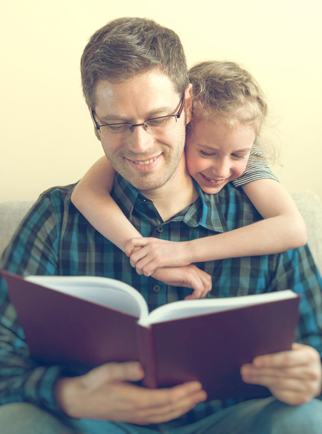 Čtení knihy otec s dcerou doma. - Fotografie, Obrázek