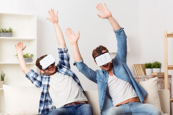 Guys using virtual reality device - Zdjęcie, obraz
