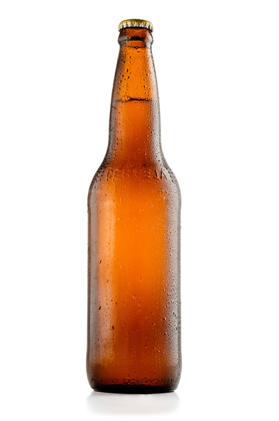 Бутылка пива с капельками на белом фоне - Фото, изображение