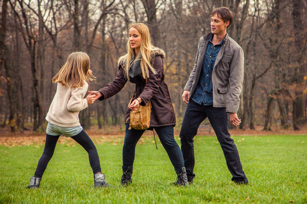 Familie spelen rond in het park - Foto, afbeelding
