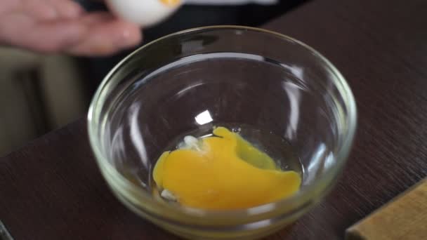 Ψήσιμο συστατικό. Φρέσκο αυγό που υπάγονται σε μπολ. Μαγείρεμα των τροφίμων. Συστατικό τροφίμων - Πλάνα, βίντεο