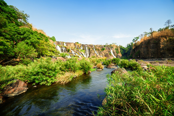 Il fiume Da Nhim con acqua cristallina tra alberi verdi
 - Foto, immagini